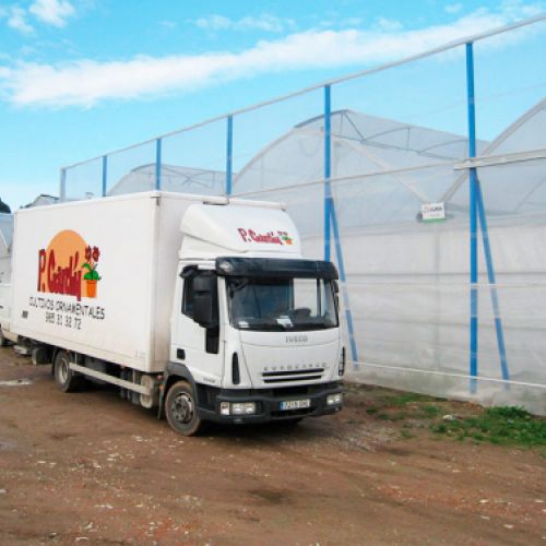 Camión parado con rótulo de Cultivos P. Cardín en Asturias